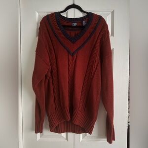 GAP Men's V-Neck Sweater in Rust / Red